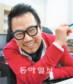 박상돈 코데즈컴바인 회장은 27일 서울 동대문구 장안동 이 회사 본사에서 인터뷰 도중 사진 촬영을 하겠다고 하자 카메라 렌즈를 향해 얼굴을 내밀며 익살스러운 표정을 지었다. 그가 입은 붉은색 카디건과 흰색 남방은 코데즈컴바인 제품. 김선미 기자 kimsunmi@donga.com