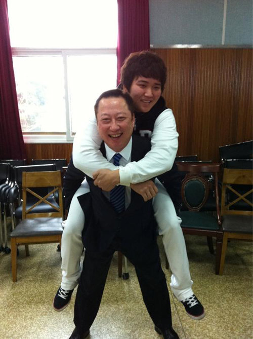 임태훈(위)을 업고 인증샷을 찍은 두산 박용만 회장. 사진출처｜박용만 회장 트위터