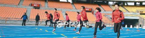 내년 대구세계육상선수권대회 붐 조성을 위해서 육상 기록을 개인의 가치로 승화시켜야 한다는 대학생들의 아이디어가 제시돼 주목받고 있다. 국내 육상 유망주들이 얼마 전 완공된 대구스타디움 새 트랙에서 뛰고 있는 모습. 사진 제공 2011대구세계육상선수권대회 조직위원회