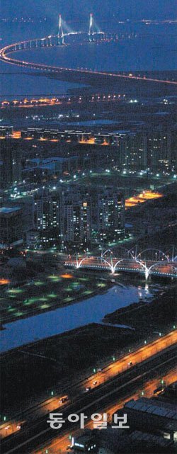 소중한 사람들과 함께 야경을 보며 한 해를 마무리하는 건 어떨까. 인천 송도국제도시의 야경은 서울의 야경 못지않은 아름다움을 자랑한다. 동아일보 자료 사진
