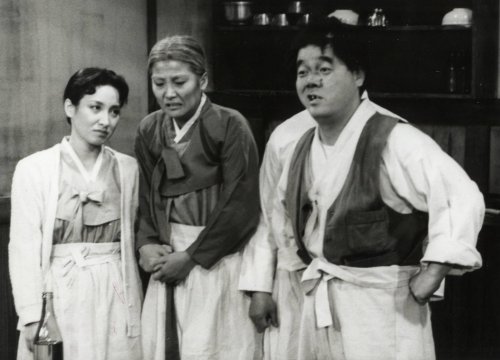 1980년대 인기 TV 코미디 프로그램 ‘유머 1번지’ 인기 코너 ‘영구야 영구야’의 한 장면. 드라마 ‘여로’의 주인공 ‘영구’를 가져온 코믹한 바보 캐릭터로 심형래는 당대 최고의 전국구 인기 스타로 떠올랐다.

동아일보 자료 사진