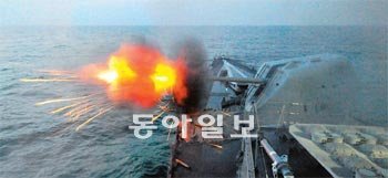 29일 연평도 남쪽 75km 해상에서 사격훈련 중인 해군 2함대 소속 을지문덕함의 127mm 함포가 불을 뿜고 있다. 을지문덕함은 이날 10발의 포탄을 발사했다. 사진 제공 해군