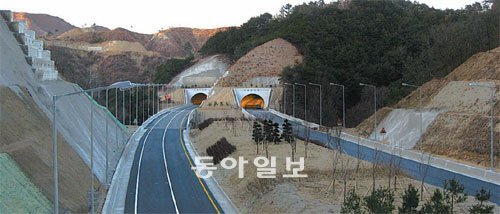 7년 공사 끝에 시원스레 뚫린 경북 울진군 기성면 국도 7호선 망양터널. 동해안 국도
7호선이 공사 시작 22년 만에 확장돼 관광개발의 기대감이 높다. 사진 제공 울진군