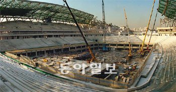 축구전용구장을 짓고 있는 숭의운동장 도시재생사업. 2008년 철거된 숭의운동장 일대에 2012년까지 2만 석 규모의 축구전용구장을 건설하고, 2013년까지 750여 채의 아파트와 주상복합건물, 상업시설을 짓는다. 김영국 동아닷컴 객원기자 press82@donga.com