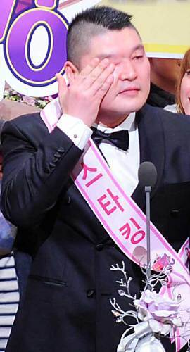 30일 오후 등촌동 SBS 공개홀에서 열린 2010 SBS 연예대상 시상식에서 대상을 수상한 방송인 강호동이 수상소감을 말하고 있다. SBS 제공
