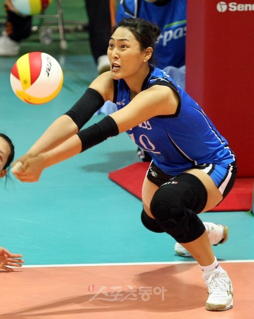 30일 수원실내체육관에서 열린 2010 기업은행컵 프로배구대회 한국도로공사 대 GS칼텍스 경기에서 한국도로공사 임효숙이 블로킹 된 볼을 리시브하고 있다. 스포츠동아DB