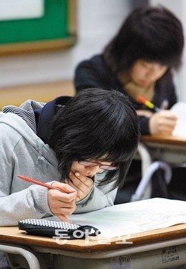 겨울방학은 좋은 공부 습관을 기를 수 있는 절호의 기회가 될 수 있다. 이를 위해서는 자신의 학습 문제점이 무엇인지 파악하고 계획을 세워 꾸준히 실천하는 것이 중요하다. 동아일보 자료 사진