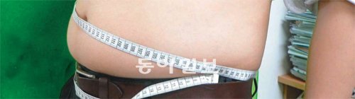 한국인 3명 가운데 1명은 뚱뚱하다. 비만 인구가 늘다 보니 날씬해야 한다는 사회적 압력도 강하다.하지만 한국인이 정말 뚱뚱해졌는지는 논란거리다. 한국인에게 적용되는 체질량지수(BMI)가 부쩍 커진 한국인의 체형에 맞지 않는다는 지적이 나오고 있다. 동아일보 자료 사진