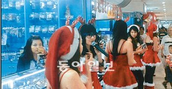 방콕 쇼핑몰 지난해 12월 중순 크리스마스를 맞아 화려하게 장식한 태국 방콕의 한 쇼핑몰에 고객들이 몰려들었다. 사진 제공 삼성전자 태국 판매법인