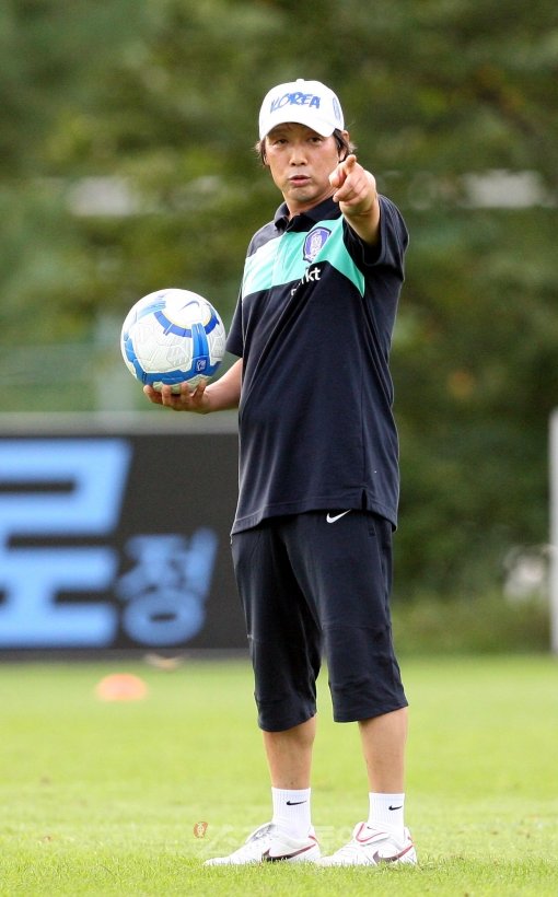 조광래호가 4일 UAE 현지 클럽 알 자지라와 연습경기를 갖는다. 아시안 컵을 앞둔 마지막 평가전인 만큼 조광래 감독이 여러 가지 전술적 테스트를 할 것으로 보인다. 스포츠동아DB