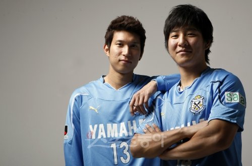 이강진(왼쪽)과 박주호가 내년 시즌 선전을 다짐하는 의미로 소속 팀 유니폼을 입고 당당한 포즈를 취하고 있다. 스포츠동아DB