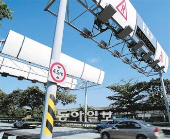 싱가포르가 1998년 세계에서 처음으로 도입한 전자식 도로통행료(ERP) 시스템. 교통 혼잡을 막기위해 도심 진입 시 차 안에 비치된 전자태그(RFID)를 통해 자동으로 요금이 부과된다. 사진 제공 LTA