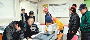 인천 남동구 간석동 인천종합일자리센터를 찾은 실직자들이 자신에게 맞는 직종의 일자리를 찾기 위해 상담사와 의견을 나누고 있다. 사진 제공 인천종합일자리지원센터