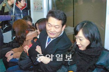 송영길 인천시장은 3일 인천지하철 1호선을 타고 새해 첫 출근을 했다. 송 시장은 이날 승객들과 반갑게 새해 인사를 나눴다. 집무실에서는 1시간가량 인천 경제 활성화 방안 등 새해 역점사업을 설명했다. 김영국 동아닷컴 객원기자 press82@donga.com