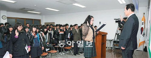 경북 영천인재양성원에서 7월까지 공부하는 고교생들이 3일 열심히 공부할 것을 다짐하고 있다. 사진 제공 영천시