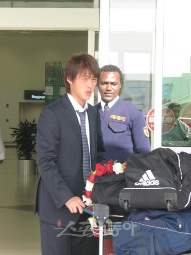 4일(한국시간) 카타르 도하 국제공항 출국장을 빠져나오고 있는 일본 대표팀의 이충성. 스포츠동아DB
