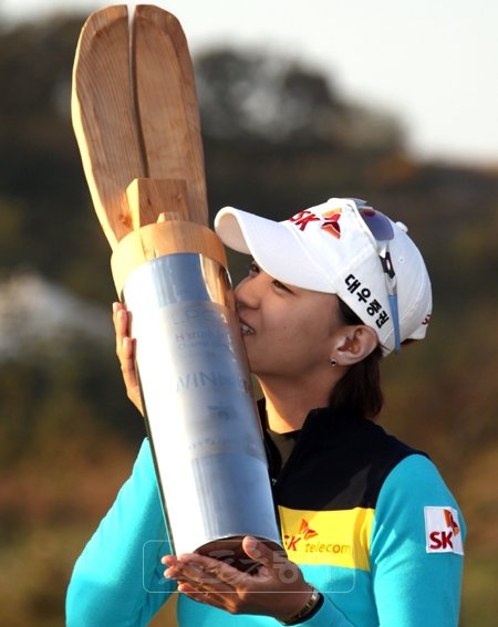 토끼띠의 대표주자 최나연은 강한 금토기(金土氣)를 타고 났다. 6월과 8월, 12월의 운수가 좋아 올해도 작년 이상의 성적이 기대된다. 작년 10월 LPGA 하나은행 챔피언십 타이틀을 방어한 뒤 트로피를 들고 기뻐하는 최나연.