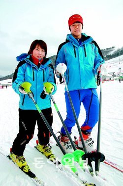 한국 알파인 스키 1인자 정동현(오른쪽)과 김선주가 카자흐스탄 아스타나 알마티 겨울아시아경기를 앞두고 3일 강원 평창군 알펜시아 리조트에서 맹훈련을 하던 중 잠시 포즈를 취했다. 이들은 소외된 종목의 설움 속에서도 알파인 스키 아시아경기 첫원정 금메달을 목에 걸겠다며 강한 의욕을 보였다. 평창=유근형 기자 noel@donga.com