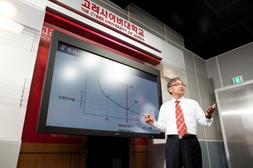 [고려사이버대학교의 HD 제작 스튜디오를 갖춘 미디어센터에서 동영상 강의를 촬영하는 모습]