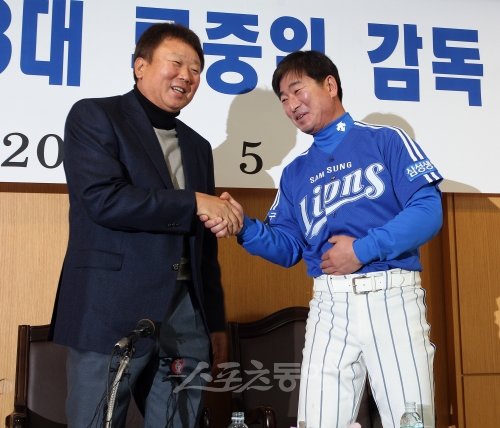 삼성 선동열 전 감독(왼쪽)과 신임 류중일 감독이 공동 기자회견에 앞서 악수를 하며 취재진을 위해 포즈를 취하고 있다. 스포츠동아DB