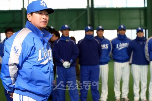 류중일 삼성 라이온즈 신임 감독이 5일 오후 경산 볼파크 실내연습장에서 선수들과 훈련 전 미팅을 갖고 있다. 스포츠동아DB