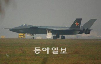 인터넷 떠도는 ‘젠20’사진 중국이 최근 개발한 제5세대 스텔스 전투기 ‘젠20’이라면서 중국 인터넷 사이트들에 떠돌고 있는 사진. 출처 신화통신 홈페이지