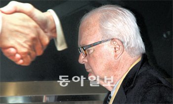 北의 손 잡을까?… 생각에 잠긴 보즈워스 5일 서울 종로구 도렴동 외교통상부 청사를 방문한 스티븐 보즈워스 미국 대북정책특별대표가 위성락 한반도평화교섭본부장을 만나러 가고 있다. 그가 걸어가는 외교부 2층 로비에는 이명박 대통령이 2008년 당시 윌리엄 오벌린 주한미국상공회의소 회장과 악수하는 사진이 걸려 있다. 19일 열리는 미중 정상회담을 앞두고 대북정책을 조율하기 위해 한중일 3국 순방에 나선 보즈워스 대표는 5일 오후 중국으로 출국했다. 변영욱 기자 cut@donga.com