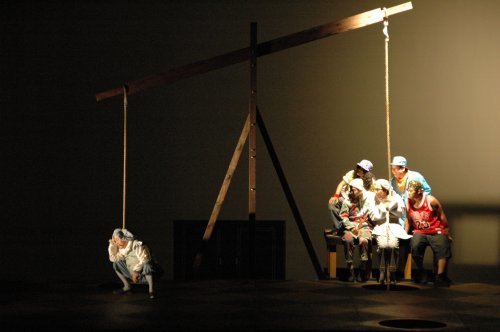 관객의 웃음을 끌어내는 배우의 연기술에 초저을 맞춘 코메디아 델 라르텔의 전통을 한국적 널뛰기와 접목시킨 극단 수레무대의 '스카펭의 간계'.
사진 제공 한국공연예술센터
사진 제공 한국공연예술센터