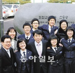 포항제철고 학생들과 함께한 강석윤 교장(가운데). 다음 달 정년퇴임과 함께 인천하늘고 교장으로 부임하는 그는 “고교 교육을 새롭게 하는 꿈을 이루고 싶다”고 말했다.사진 제공 포스코교육재단