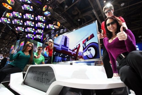 2011년은 다양한 콘텐츠를 선택적으로 골라 볼 수 있는 스마트TV의 원년이 될 전망이다. 삼성전자에서 공개한 세계 최대 75인치 스마트TV.