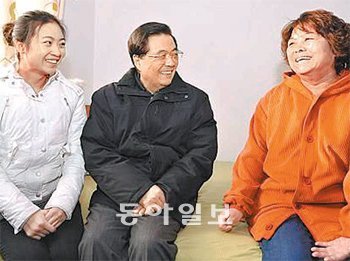 후진타오 중국 국가주석(가운데)이 지난해 12월 29일 베이징의 한 저소득층 임대아파트에서 궈춘핑 씨(오른쪽) 모녀와 함께 이야기를 나누고 있다. 사진 출처 바이두
