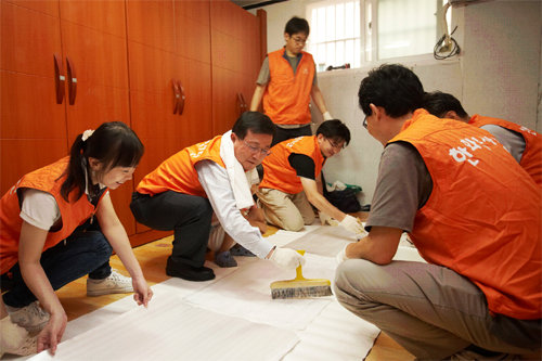 이근포 한화건설 대표가 직원들과 ‘사랑나눔 집수리 사업’에 참여하고 있다.