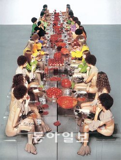 행위예술가 바네사 비크로프트의 2003년 퍼포먼스. 예술작품에서 음식은 다양한 상징적 의미를 갖는다. 이미지 제공 시그마북스