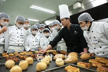 서울 강남구 수서동 SPC그룹 제과제빵스쿨의 제과제빵 실습 현장. SPC그룹은 전문계고(실업계고) 학생들에게 제과제빵 실습 교육을 하고 나아가 취업의 문도 열어 놓고 있다. 사진 제공SPC그룹