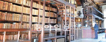 영국 옥스퍼드대에 있는 107개 도서관의 중심인 보들리언 도서관. 천장까지 이어진 서가에 책이 가득 차 있다. 1602년 세워진 이 도서관은 현재 법학도서관, 교육도서관, 사회과학도서관 등 15개 부속도서관을 거느리고 있다. 사진 제공 한길사