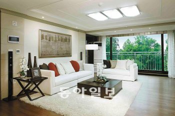 롯데건설이 서울 동작구 상도동에 공급한 ‘롯데캐슬 비엔’의 전용면적 122㎡형 거실. 밝은 톤의 인테리어로 고급스러운 느낌을 주고 한층 넓어 보이도록 했다. 사진 제공 롯데건설