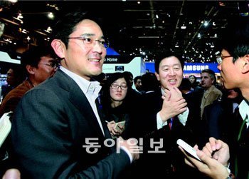 7일(현지 시간) 미국 라스베이거스에서 열린 ‘CES 2011’ 전시장을 찾은 이재용 삼성전자
사장(왼쪽)과 최지성 부회장이 기자들과 만나 얘기를 나누고 있다. 이 사장은 “(이건희)
회장님의 도전정신을 배우려 노력한다”고 말했다. 사진 제공 삼성전자
