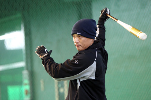 한국을 대표하는 두 강타자가 만났다. 오릭스로 이적한 이승엽이 스포츠동아 릴레이인터뷰를 통해 앞으로 퍼시픽리그에서 선의의 경쟁을 펼칠 지바롯데 김태균과 대화를 나눴다. 경산 ｜ 임진환 기자 photolim@donga.com