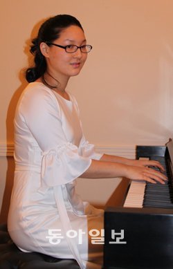 미국 뉴욕 카네기홀에서 연주회를 가진 피아니스트 김지은 양이 콘서트에 앞서 대기실에서 피아노 연습을 하고 있다.