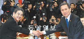 김관진 국방부 장관(오른쪽)과 기타자와 도시미 일본 방위상이 10일 서울 용산구 국방
부에서 열린 한일 국방장관회담에서 악수를 하고 있다. 사진공동취재단