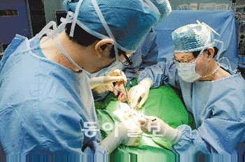 오갑성 삼성서울병원 성형외과 교수(오른쪽)가 소이증 환자에게 정상적 귀 모양을 만들기 위한 2차 수술을 하고 있다. 사진제공 삼성서울병원