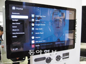 소니가 선보인 스마트TV인 ‘구글TV’. 인터넷 화면처럼 글자 위주로 구성됐는데, 검색 내용을 TV로 재생하기 좋게 배열해 준다.