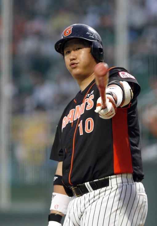 롯데 이대호가 연봉조정 신청을 냈다. 조정신청에서 선수가 절대열세였던 전례를 알고 있음에도 이대호는 그 길을 선택했다. 7억원은 양보할 수 없는 자존심이라고 보기 때문이다.스포츠동아DB