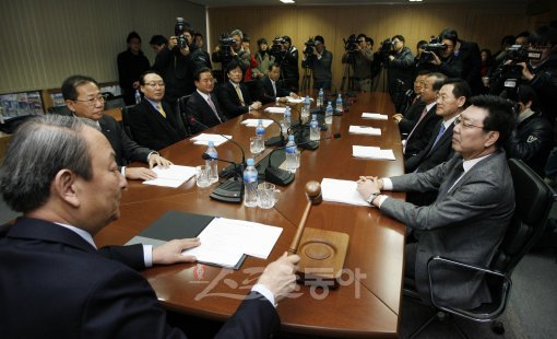 ‘제9구단 탄생을 논의합시다.’ 한국야구위원회(KBO) 유영구 총재가 11일 서울 도곡동 야구회관에서 2011년 첫 이사회의 
시작을 알리는 의사봉을 두드리고 있다. 중대사를 앞두고 있어선지 8개 구단 사장단이 전원 참석했다.