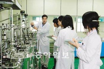 충남 논산시 한국폴리텍바이오대학(학장 정동욱) 학생들이 발효조에서 교수와 함께 실험을 하고 있다. 사진 제공 한국폴리텍바이오대학