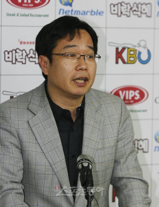 엔씨소프트 이재성 상무가 11일 서울 도곡동 야구회관 기자실에서 9구단으로서의 프로야구 참여 의지를 거듭 강조하고 있다.