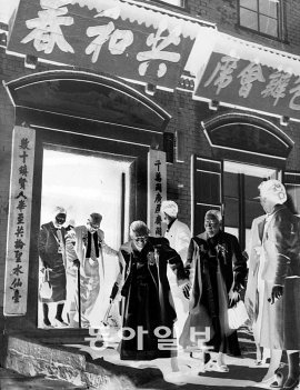 1955년 10월 26일 하와이 교포 원로단원들이 우리나라에서 자장면을 가장 먼저 팔았던 공화춘에서 식사를 한 뒤 밖으로 나오고 있다. 사진 제공 인하대