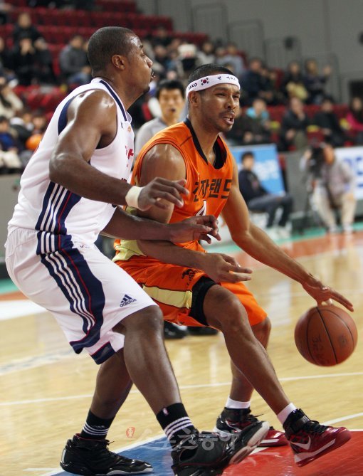 두 아들의 아버지인 전자랜드 문태종(오른쪽)은 11일 오후 득녀의 기쁨을 누렸다. 문태종은 그 기쁨을 인삼공사전 21득점 맹활약으로 코트에서 표출했다. 인천 ｜ 임진환 기자 photolim@donga.com