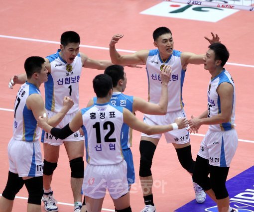 상무신협 선수들이 11일 성남 실내체육관에서 벌어진 대한항공과의 프로배구 V리그 남자부 경기에서 1세트를 따낸 뒤 기뻐하고 있다. 상무신협이 결국 승리하며 대어를 낚았다.성남｜박화용 기자 inphoto@donga.com