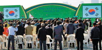 지난해 10월 환경부가 연예인과 체육계 인사들을 초청해 서울 한강 뚝섬에서 개최한 ‘환경지킴이단 발대식’ 행사. 환경부는 행사를 대행업체에 맡기며 1억2000만 원을 썼지만 당시 행사에 참석한 인원은 500여 명에 그쳤다. 사진 출처 그린업 블로그(blog.daum.net/kz1979/36)